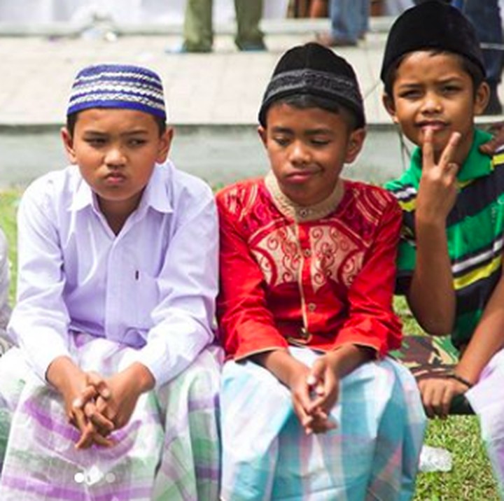 <p>Beragam ekspresi anak-anak saat menunggu giliran disunat. (Foto: Instagram/ @endro_lewa)</p>