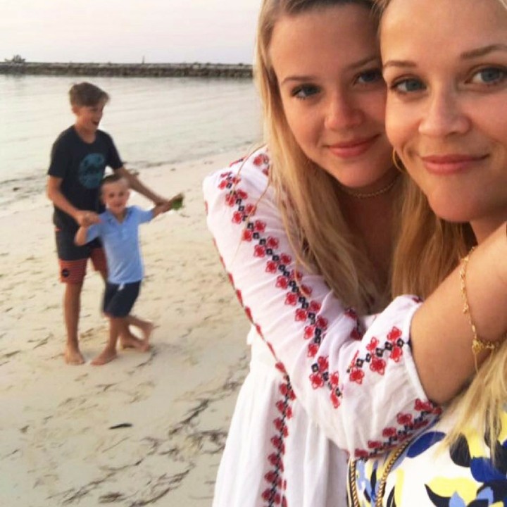 <p>Lihat, akrab banget ya, Bun. (Foto: Instagram/reesewitherspoon)</p>