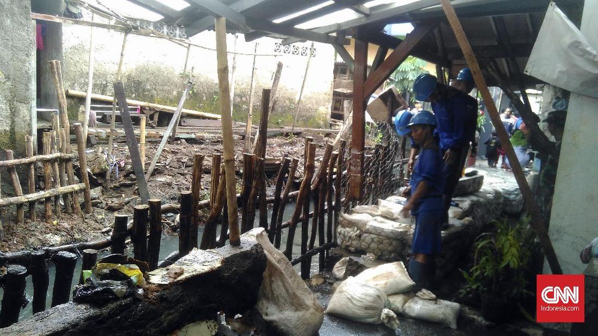 Tanggul Baswedan Jatipadang Jebol Ditutup Karung Pasir