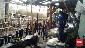 Tanggul Baswedan Jatipadang Jebol Ditutup Karung Pasir