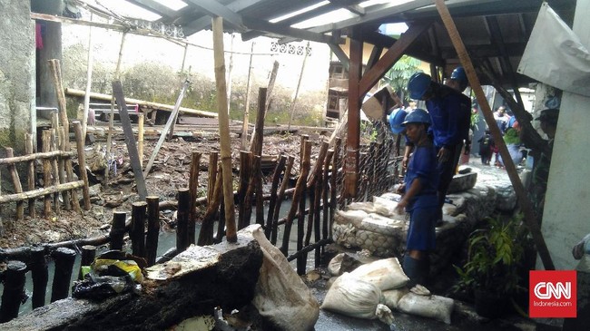 Tanggul Baswedan Jatipadang Jebol Ditutup Karung Pasir Petugas gabungan menambal tembok jebol di Jatipadang, Jakarta Selatan, akibat hujan deras. Banjir berdampak pada 190 jiwa, namun genangan sudah surut.