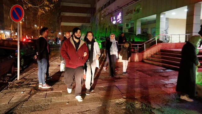 Seorang wanita hamil tewas dan 100 orang lainnya luka akibat gempa berkekuatan 5,2 skala Richter mengguncang  Iran.
