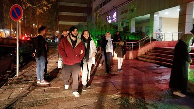 Panik Saat Gempa Iran, Wanita Hamil Tewas