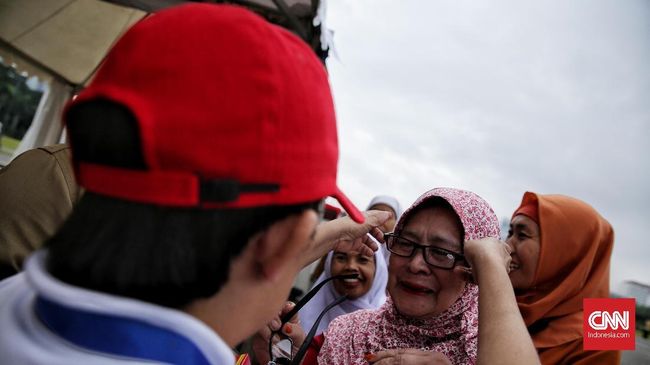 Hanya sedikit dari penduduk lanjut usia di Indonesia yang sehat dan masih beraktivitas. Fakta ini membuat lansia di Indonesia menghadapi sejumlah tantangan.