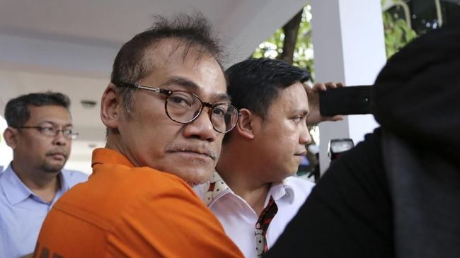 Aktor Tio Pakusadewo ditangkap tim direktorat Resnarkoba Polda Metro Jaya terkait tindak pidana narkotik. Polisi menemukan tiga bungkus plastik sabu seberat 1,06 gram.