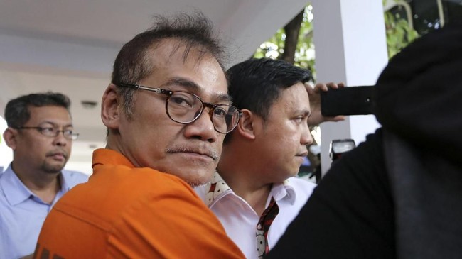 Tio Pakusadewo diduga mendapatkan sabu dari orang yang berbeda-beda, termasuk perempuan berinsial V yang kini dalam pencarian polisi.