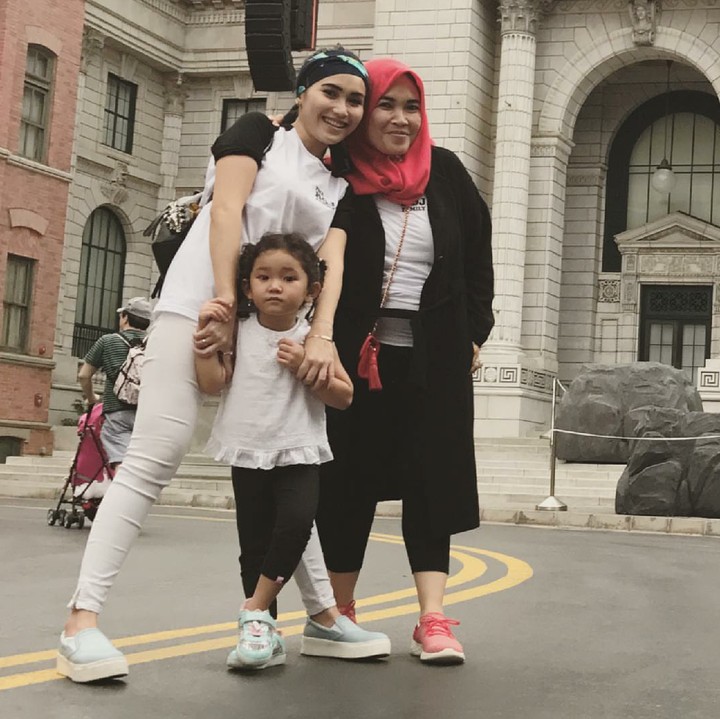 <p>"Selamat Hari Ibu Bu, semoga ibu selalu sehat, bahagia, menjadi ibu yang paling terbaik. Amin. Love you Umi," ujar Ayu Ting Ting. (Foto: Instagram/ayutingting92)</p>