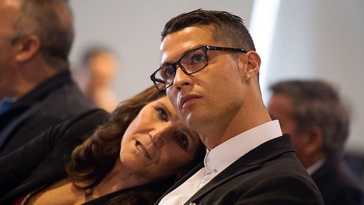 Cristiano Ronaldo dan ibunya Maria Dolores dos Santos Aveiro MADRID, SPAIN - NOVEMBER 07: Cristiano Ronaldo of Real Madrid looks on with his mother Maria Dolores dos Santos Aveiro during his press conference after signing a new five-year contract with the Spanish club at the Santiago Bernabeu stadium on November 7, 2016 in Madrid, Spain. (Photo by Denis Doyle/Getty Images)