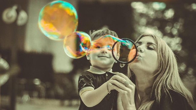 Ibu tidak hanya menjadi guru pertama bagi anak, lebih dari itu, menjadi pilar peradaban. Karena itu, perempuan harus memiliki pengetahuan. Di mana sekolahnya?