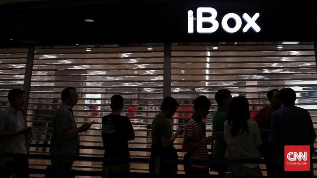 Dijual Perdana di Indonesia, Antrian iPhone X Sepi Antrian pembeli iPhone X yang dijual perdana oleh iBox tak terlalu ramai. Antrian dimulai pukul 8.30 dan hanya puluhan orang yang tampak antri.