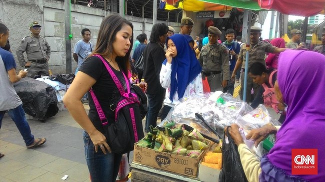 PKL bersikukuh tetap menggelar dagangannya di trotoar meskipun jalan depan Stasiun Tanah Abang ditutup. Mereka tak mendapatkan lapak tenda gratis.