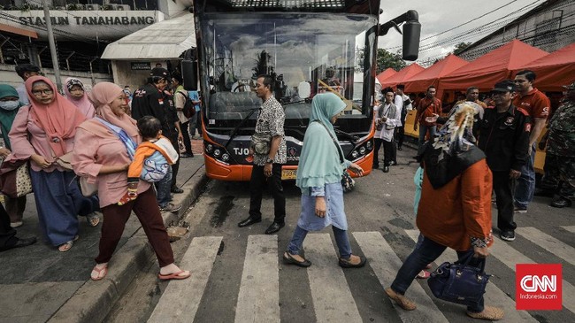 Seorang siswa tewas tertabrak bus TransJakarta di Jl. Buncit Raya saat menyeberang jalan. Korban sempat dilarikan ke rumah sakit tak jauh dari lokasi kejadian.