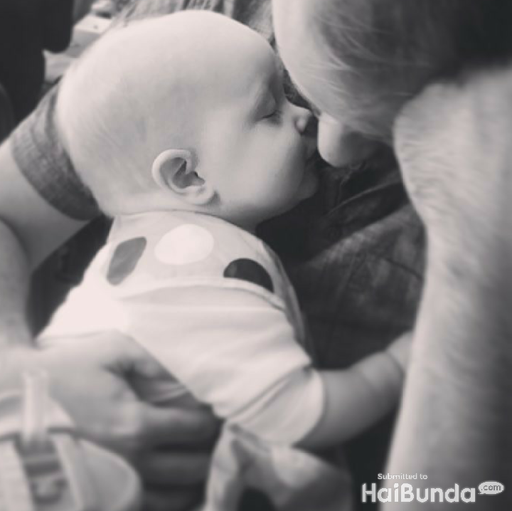<p>Sampe tidur pulas gitu, Nak, dipeluk ayah. (Foto: Instagram/ @ktelizabethp)  </p>