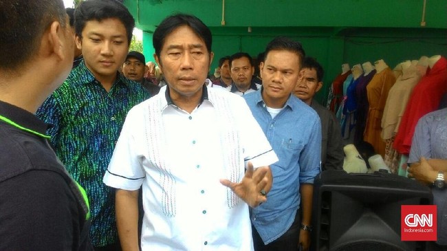 Jika pedagang yang sudah diberi lapak di tenda, pindah lagi ke trotoar, Lulung meminta pedagang tersebut diusir dan tak boleh berjualan lagi di Tanah Abang.