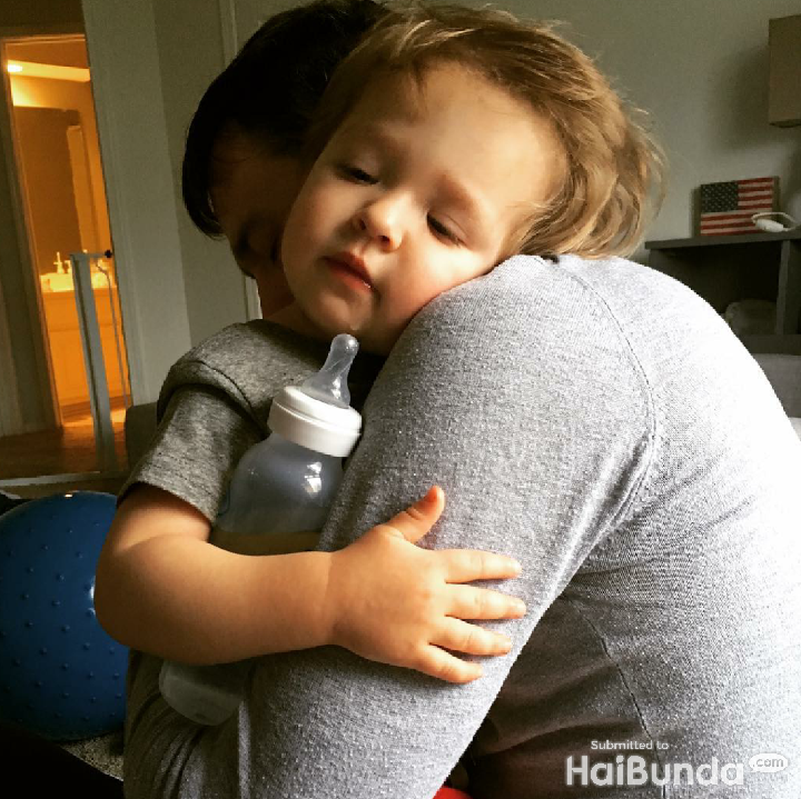 <p>Biar pegang dot, yang penting aku ada di pelukan ayah. (Foto: Instagram/ @ktdwarner)  </p>