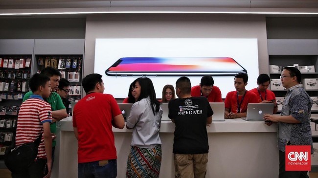 iPhone X resmi beredar di Indonesia. Para pembeli beranggapan harga di Indonesia tak semahal yang dikira.