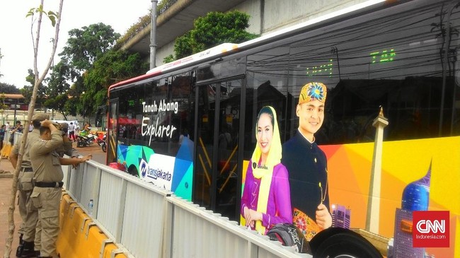 Demi membantu mobilitas warga dan pengguna KRL di Stasiun Tanah Abang, bus gratis disediakan Pemprov DKI untuk mengitari kawasan pasar grosir itu.