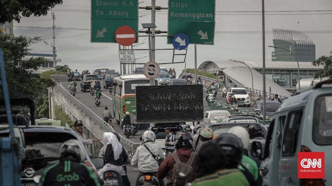 Sejumlah pengguna jalan di kawasan Tanah Abang mengeluhkan penutupan ruas jalan yang dipakai untuk PKL. Sebagian mereka menganggap justru memperparah kemacetan.