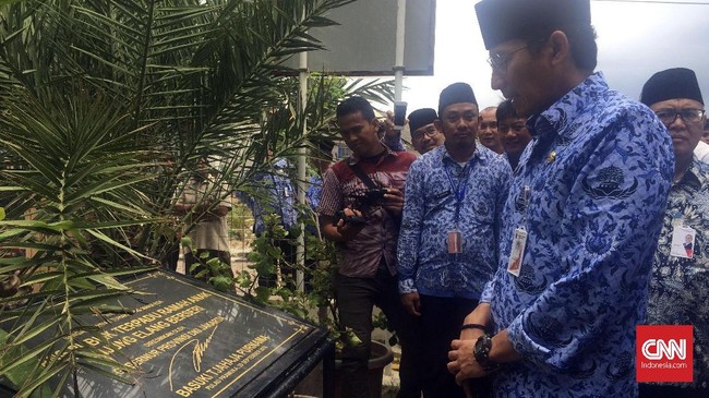Wakil Gubernur DKI Sandiaga Uno mengunjungi RPTRA di Pulau Pramuka. Di lokasi 'petaka' Al Maidah ini, Sandi termenung di prasasti RPTRA yang diresmikan Ahok.