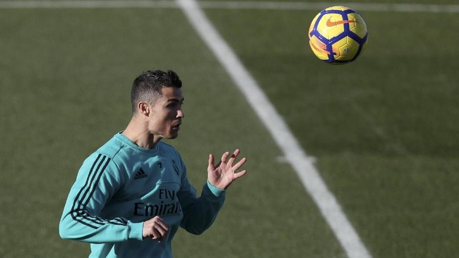 Cristiano Ronaldo yang sempat berlatih terpisah, kembali menjalani persiapan bersama rekan-rekan satu timnya sehari menjelang laga El Clasico.