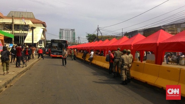 Badan Pengelola Transportasi Jabodetabek (BPTJ) meminta pemprov DKI membangun jembatan yang menghubungkan pasar dengan stasiun Tanah Abang.