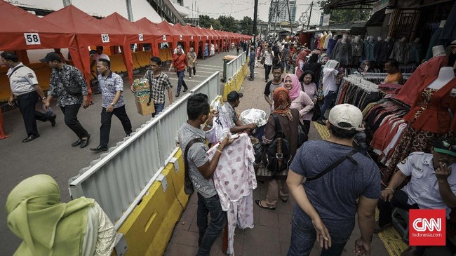 Tak semua PKL di Tanah Abang mendapat lapak tenda gratis dari Pemprov DKI. Ada rasa cemas dari PKL yang tak mendapat lapak karena berpotensi dirazia Satpol PP.