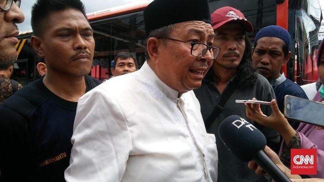 Warga keberatan dengan penutupan jalan di depan stasiun Tanah Abang, mereka beralasan, akses kendaraan untuk keluar masuk rumah menjadi terganggu.