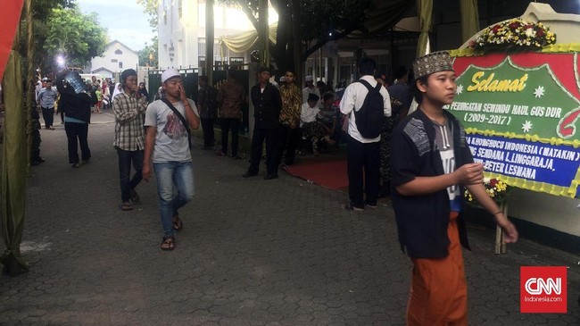 Sejumlah bus pengangkut rombongan masyarakat, mulai berdatangan ke lokasi haul Gus Dur.