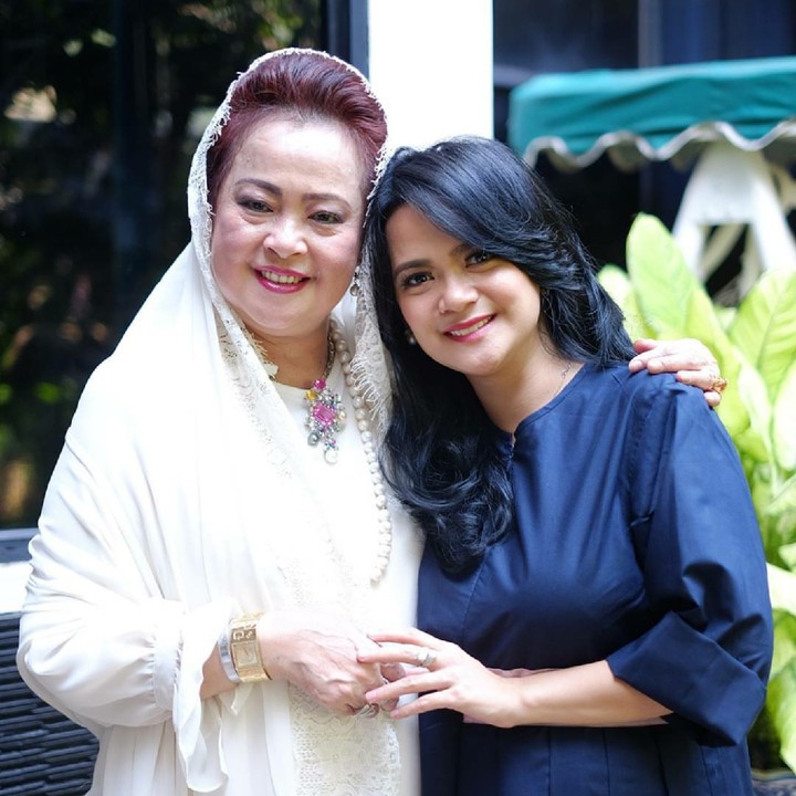 <p>Kalau kata Shezy Idris dirinya bisa jadi sosok yang kuat, hebat, sukses, semua karena cinta kasih, kesabaran, semangat dan doa sang Mamah.. (Foto: Instagram/shezy_idris)</p>