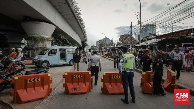 Rekayasa Lalu Lintas Tanah Abang, Polda Tak Dilibatkan Pemda Polda mengaku tak dilibatkan oleh pemda dalam perencanaan rekayasa lalu lintas di Tanah Abang. Padahal, sesuai UU, rekayasa lalu lintas adalah tugas kepolisian.