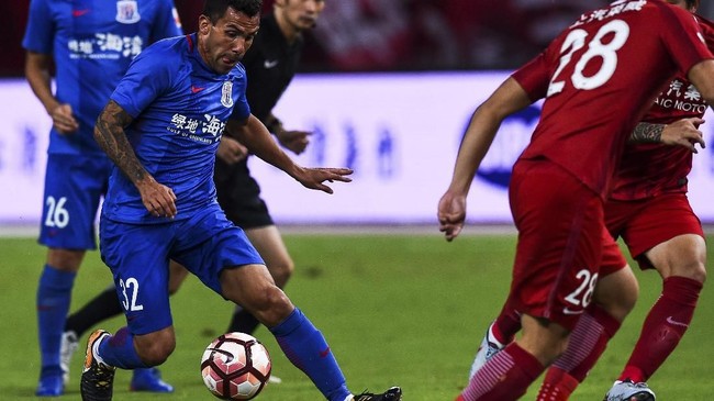 Carlos Tevez dicap sebagai tikus karena mengatakan hanya berlibur selama tujuh bulan memperkuat Shanghai Shenhua di Liga Super China musim lalu.