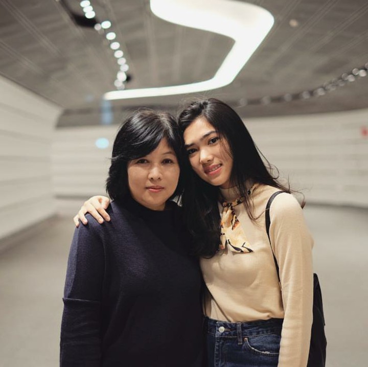 <p>Kalau Isyana Sarasvati bilang, "Di hari ibu yang spesial ini aku hanya ingin mengungkapkan rasa terima kasih yang paling mendalam. I love you much, Bu! I don't know where I'd be without your wisdom, guidance and compassion. You mean more than the world to me,". (Foto: Instagram/isyanasarasvati)</p>