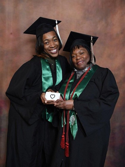 Inspiratif, Nenek dan Cucu Lulus Kuliah Bersama dengan Nilai IPK Tinggi