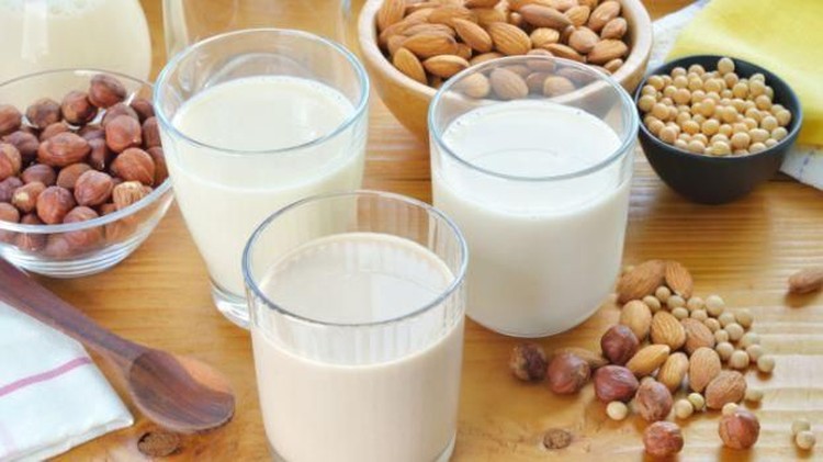6 Jenis Susu Nabati, Menu Sarapan Si Kecil Penuh Gizi Si kecil alergi susu sapi, Bun? Susu nabati bisa jadi pilihan tepat menu sarapan yang sarat akan gizi.