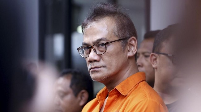 Aktor Tio Pakusadewo ditangkap tim direktorat Resnarkoba Polda Metro Jaya terkait tindak pidana narkotik. Polisi menemukan tiga bungkus plastik sabu seberat 1,06 gram.