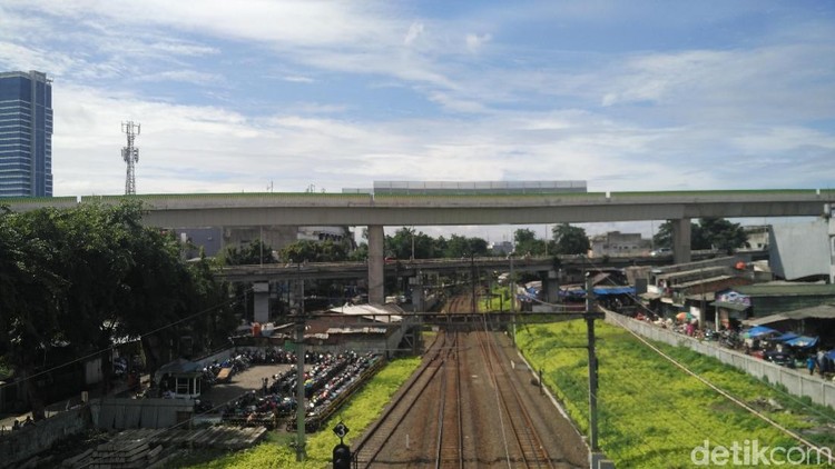 Imbas Demo, Yuk Cek Rekayasa Lalu Lintas dan Jadwal KRL Malam Ini Akibat demo yang terjadi di belakang Gedung DPR, perjalanan KRL terhambat dan terjadi pengalihan lalu lintas di tol.