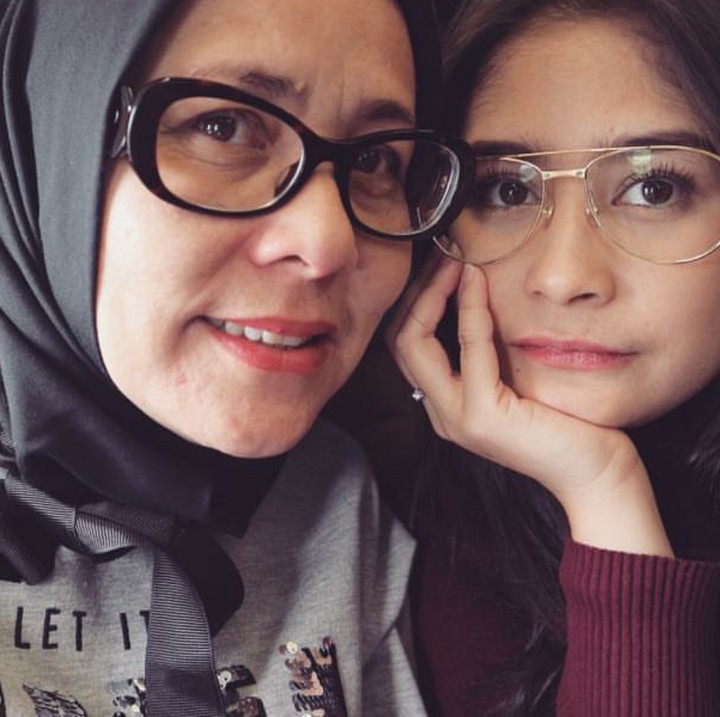 <p>Kata Prilly, walaupun dirinya nggak pernah akur sama sang bunda ibarat tiada hari tanpa berantem, dia tetap cinta ibunya! (Foto: Instagram/prillylatuconsina96)</p>