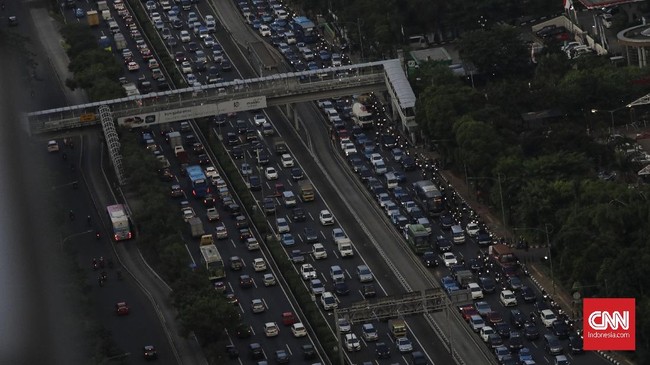 Ekonom menyarankan Jokowi untuk menolak usulan penurunan pajak mobil baru 0 persen karena ekonomi dan daya beli tengah tertekan corona.