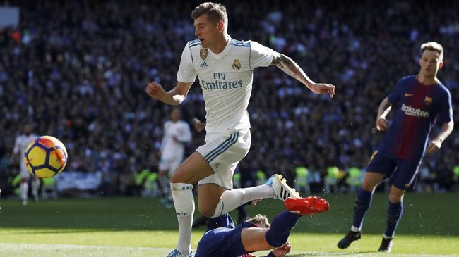 Manchester United mengalihkan bidikan kepada gelandang Toni Kroos setelah upaya merekrut winger Real Madrid Gareth Bale tidak kunjung mendapat kejelasan.