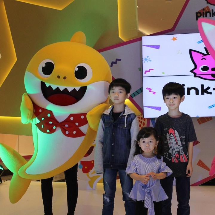 <p>Sudah siap semua buat foto? Oke, cekrek!</p>