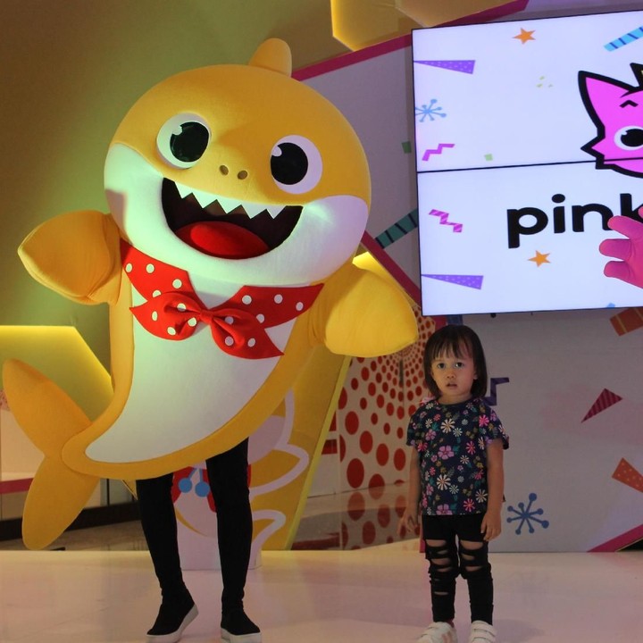 <p>Nggak usah takut, Nak, Baby Shark dan Pinkfong-nya nggak nggigit kok.</p>