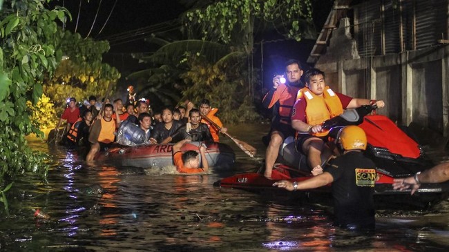 Setidaknya dua nyawa melayang dan ratusan orang mengungsi akibat hujan deras yang menyebabkan banjir dan longsor di Filipina pada Sabtu (19/12).