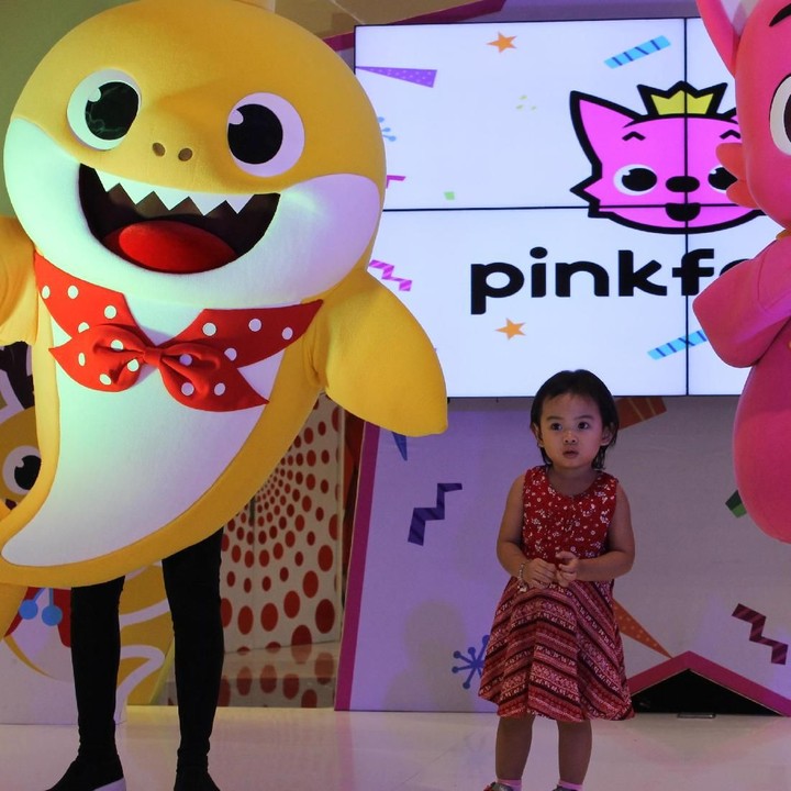 <p>Kayanya kaget ya bisa ketemu dan foto bareng Baby Shark dan Pinkfong. Hi-hi.</p>