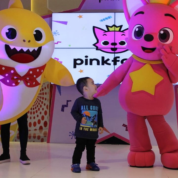 <p>Lagi ngobrol apa sama Pinkfong, Nak?</p>