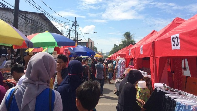 Pemilik toko di sekitar Stasiun Tanah Abang dan Pasar Blok G, mengeluhkan kebijakan yang menutup jalan Jatibaru Raya karena berimbas pada pendapatan.