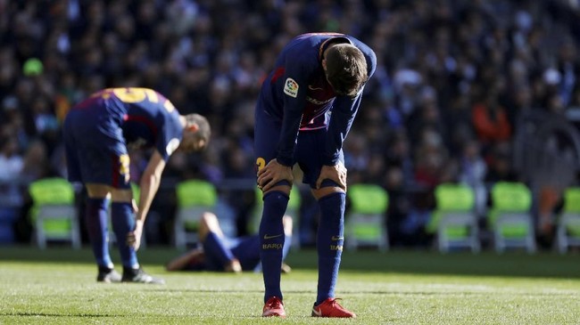 Gerard Pique mengalami cedera usai laga lawan Espanyol dan hal ini merupakan kabar buruk bagi Barcelona.