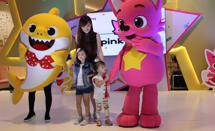 Waaah, Senangnya Foto Bareng Baby Shark dan Pinkfong