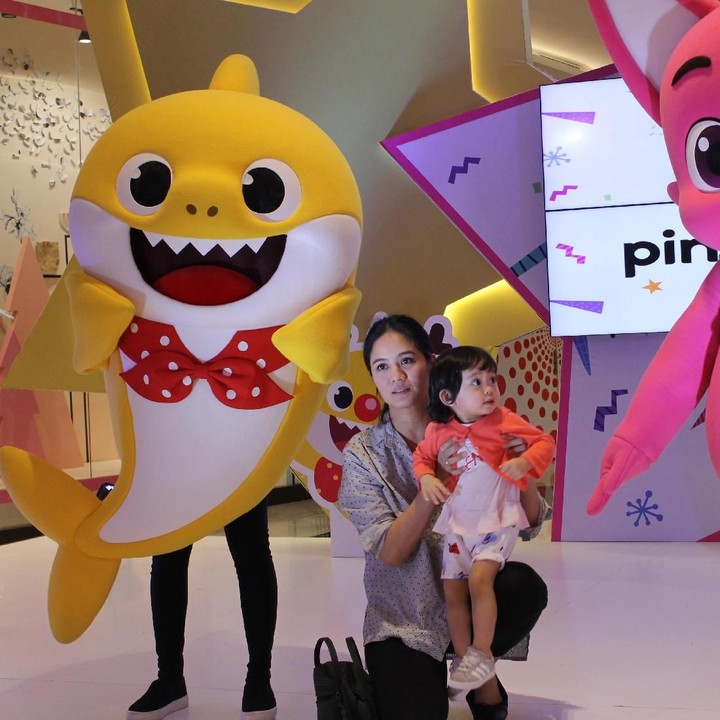 <p>Kok takut-takut gitu, Nak. Baby Shark dan Pinkfong-nya baik kok.</p>