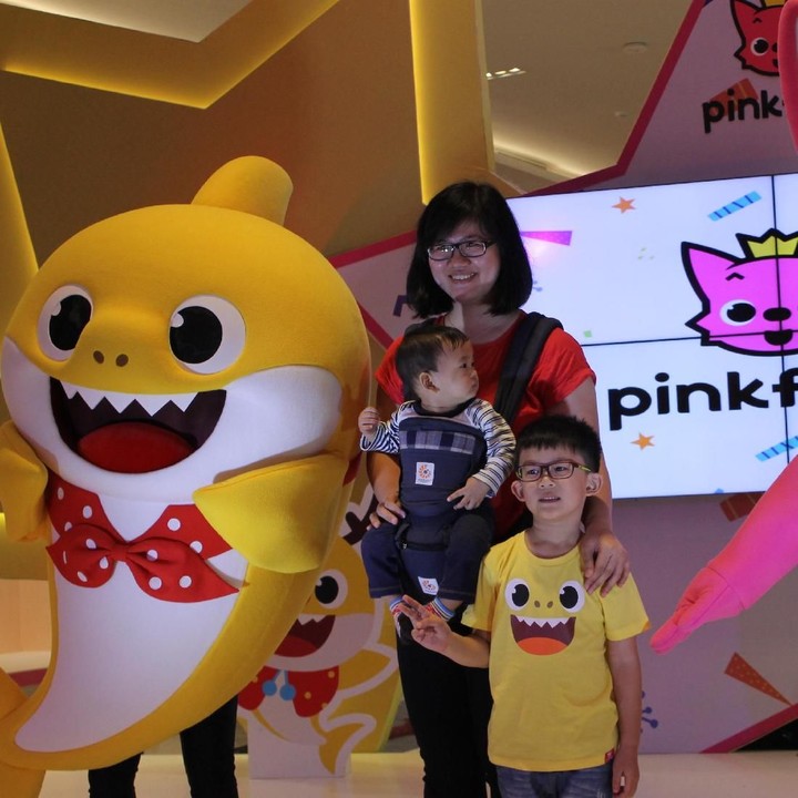 <p>Si Adik kayaknya penasaran banget sama Pinkfong-nya.</p>