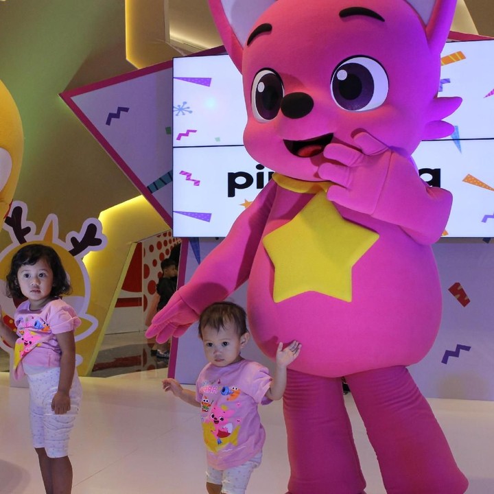 <p>kalau kakak beradik ini kayaknya udah akrab banget ya sama Baby Shark dan si Pinkfong.</p>